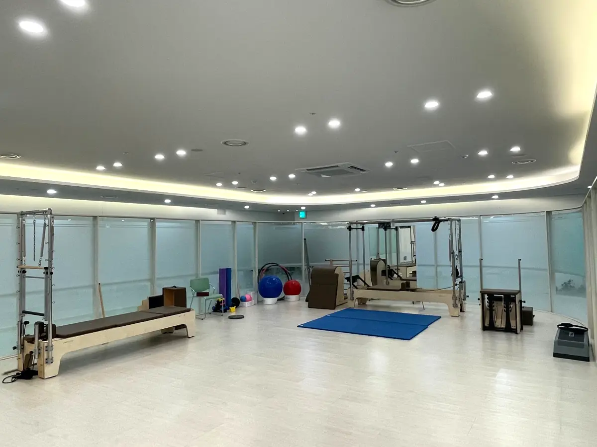 재활 운동 기구를 갖춘 지하 1층 GX룸